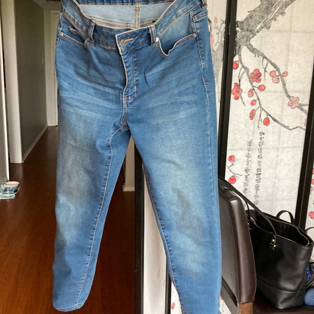 Tahar jeans size 4 stretching material